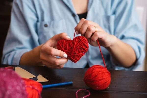 Creando corazón de lana roja — Foto de Stock
