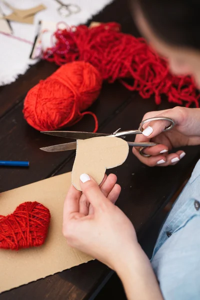 Creando corazón de lana roja — Foto de Stock