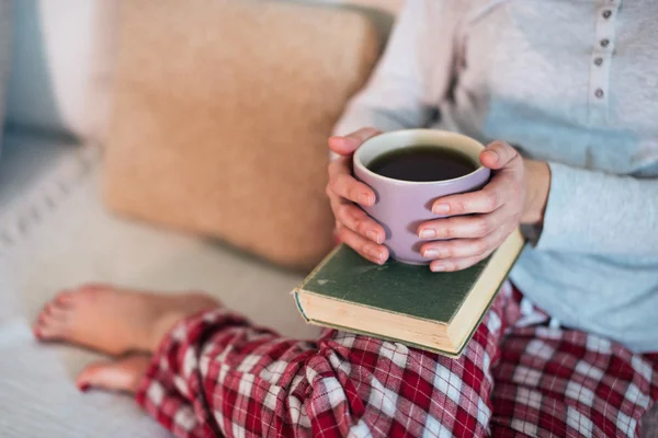 Drinking tea and reading book — Stock Photo, Image