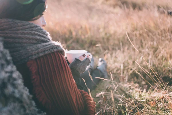 Mujer en la naturaleza sosteniendo helecho seco — Foto de Stock