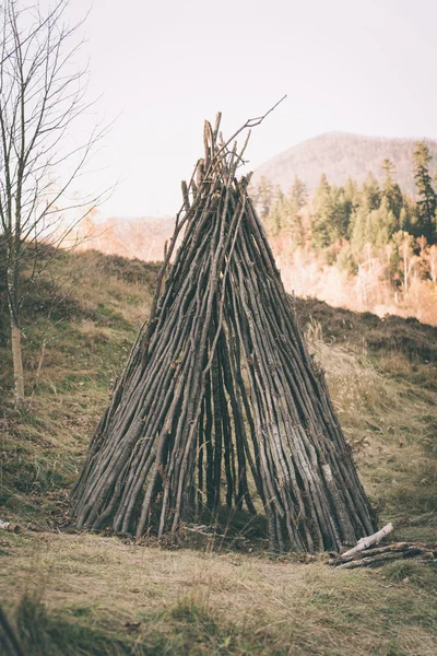 Rifugio primitivo in legno — Foto Stock