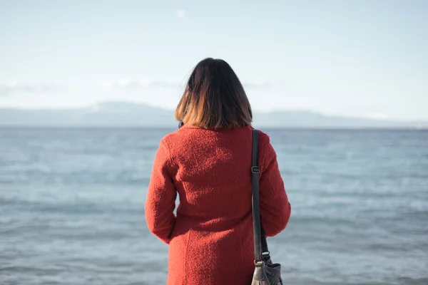 Donna solitaria al mare — Foto Stock