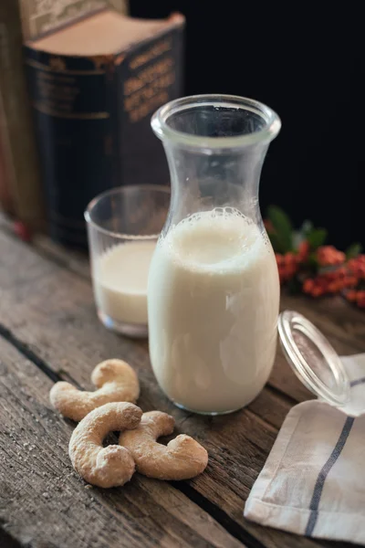 Leite fresco e biscoitos — Fotografia de Stock