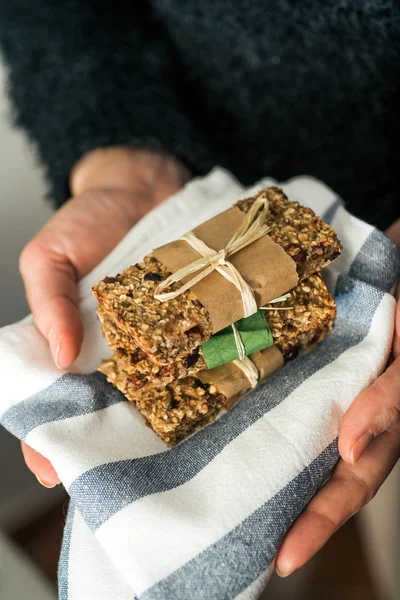 Hålla läckra homemeade granola barer — Stockfoto