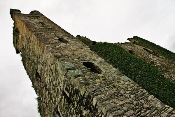 Tornet och ruinerna av ett slott i Irland — Stockfoto