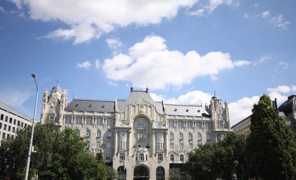 Historiska byggnad i centrum av Budapest — Stockfoto