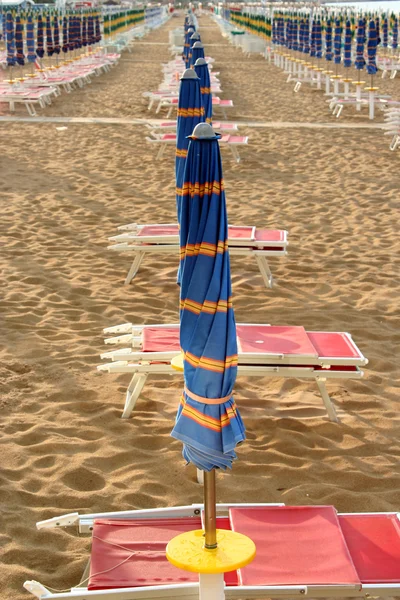 Guarda-chuva azul fechado após uma tempestade na praia — Fotografia de Stock