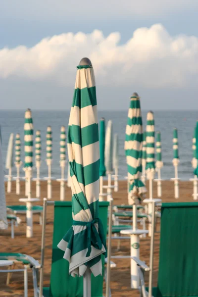 Guarda-chuvas fechados na praia após a chuva — Fotografia de Stock