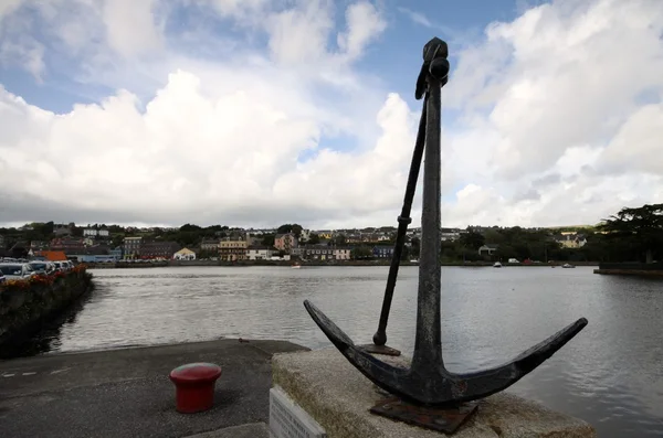 Horgony és a hajó emlékmű Kinsale kikötő — Stock Fotó