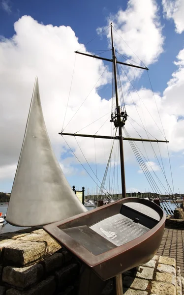 Памятник якорю и лодке в порту Кинсейл — стоковое фото