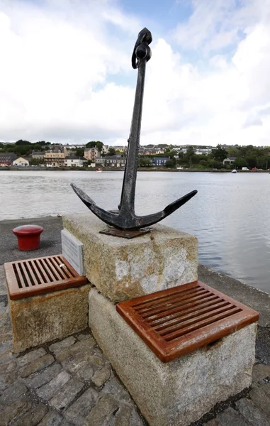 Âncora e barco monumento no porto de Kinsale — Fotografia de Stock