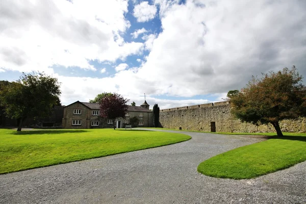 Cahir kasteel met tuin, Ierland — Stockfoto
