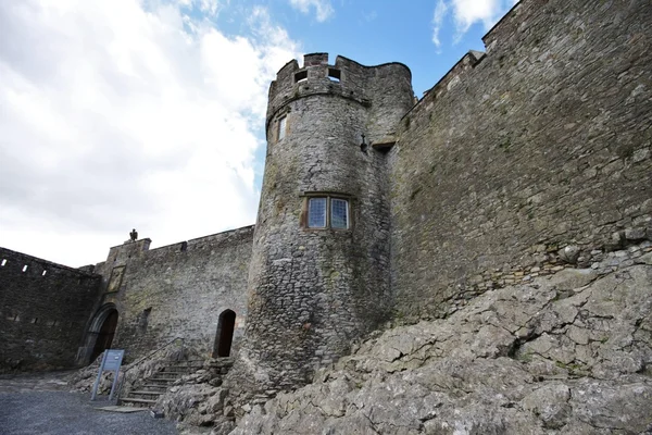 Mur devant le château de Cahir en Irlande — Photo