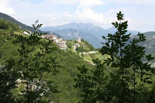 Landschaft Mit Der Stadt Guardia Zwischen Den Bergen Trentino Italien — Stockfoto