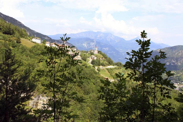 Berglandschaft Mit Der Bemalten Stadt Guardia Bei Folgaria Trentino Italien — Stockfoto