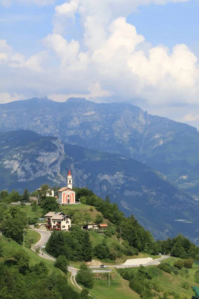 Horská Vysoká Svislá Krajina Malým Červeným Kostelem Guardia Trentino Alto — Stock fotografie