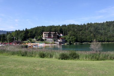 Lavarone Gölü, Folgaria Upland ile dağ manzarası. Trentino Alto Adige, İtalya