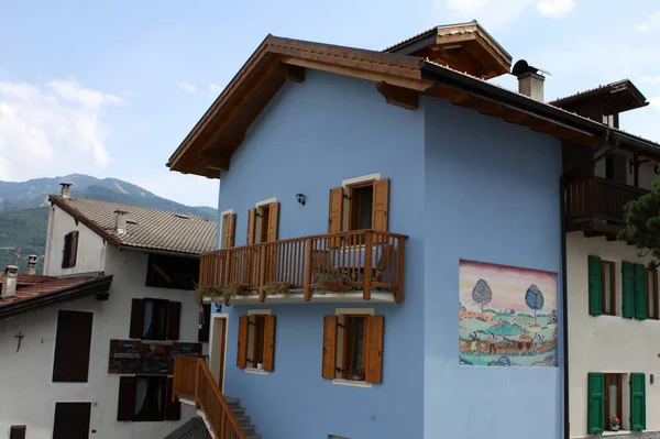 Βαμμένο Μπλε Σπίτι Στην Guardia Μικρό Χωριό Κοντά Στη Folgaria — Φωτογραφία Αρχείου