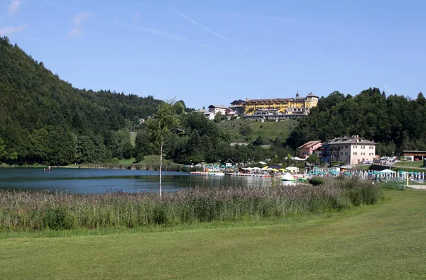 Lavarone Jezero Popředí Koupalištěm Grand Hotel Pozadí Folgarii Trentino Alto — Stock fotografie