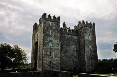 Bunratty village, İrlanda Bunratty Castle ve Durty Nelly barda