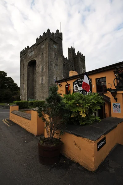 Bunratty hrad a Durty Nelly pub v Bunratty village, Irsko — Stock fotografie