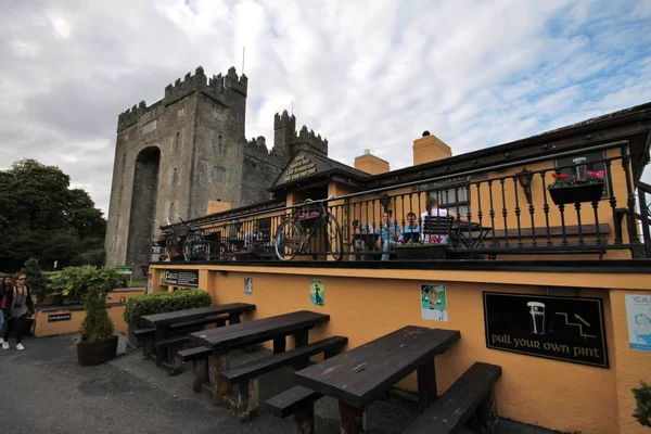 Kasteel van Bunratty en Durty Nelly pub in Bunratty dorp, Ierland — Stockfoto