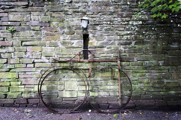 Старый велосипед в деревне Банратти, Ирландия — стоковое фото