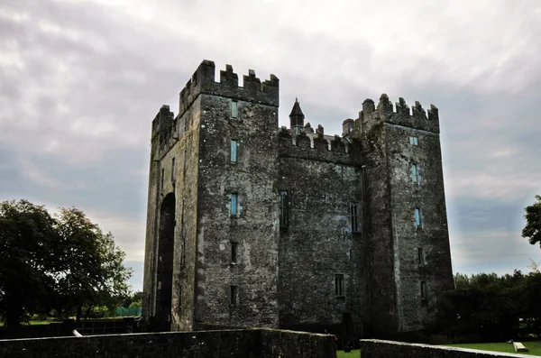 ปราสาท Bunratty และผับ Durty Nelly ในหมู่บ้าน Bunratty, ไอร์แลนด์ — ภาพถ่ายสต็อก