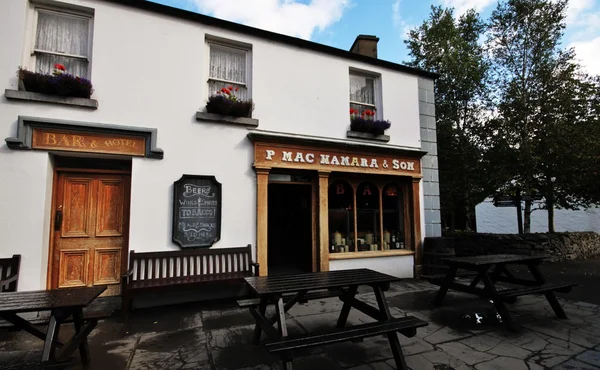 Vecchio pub in stile irlandese paese — Foto Stock