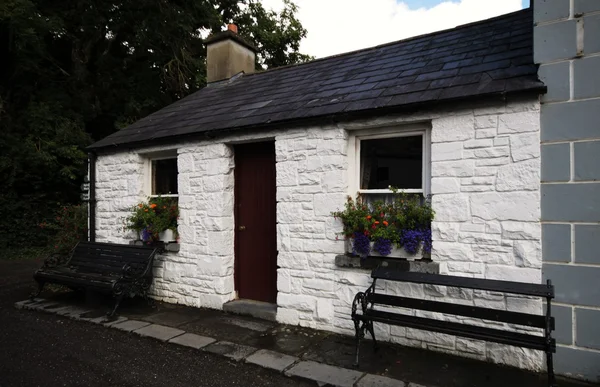 Petite maison blanche dans village folklorique irlandais — Photo