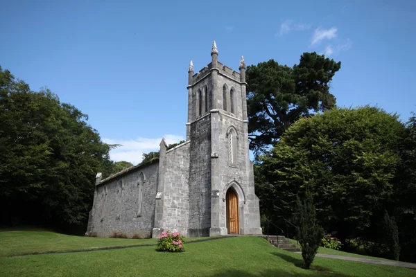 Piccola chiesa in pietra nel paese irlandese — Foto Stock