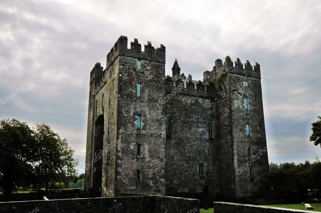 Bunratty Castle and Durty Nelly pub in Bunratty village, Ireland