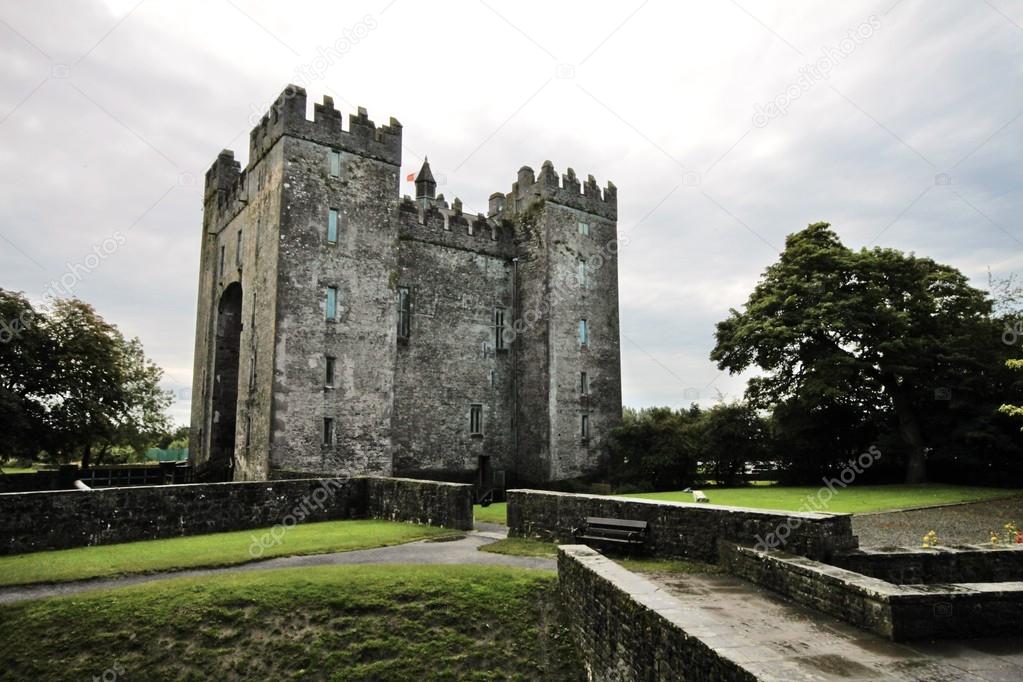 Bunratty Castle and Durty Nelly pub in Bunratty village, Ireland