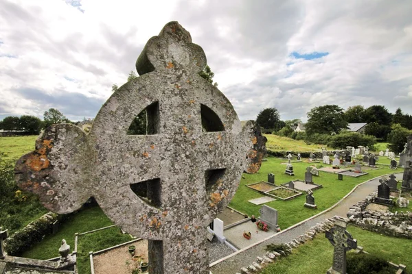 Croce celtica nel vecchio cimitero — Foto Stock
