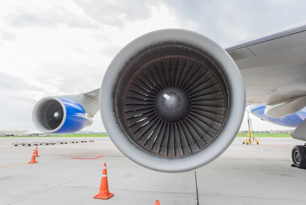 Una gran turbina cuchillas —  Fotos de Stock