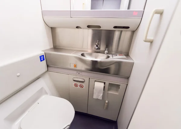 Vaso sanitário vazio no avião — Fotografia de Stock