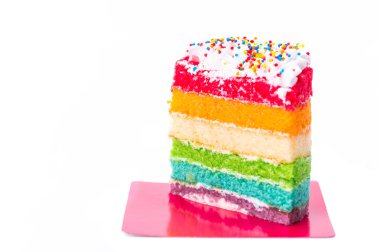 Gökkuşağı pasta beyaz zemin üzerine