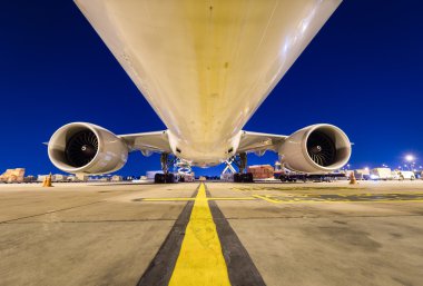 Havaalanında kargo uçağı