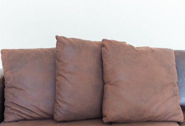 oturma odasındaki kanepe üzerinde kahverengi yastıklar