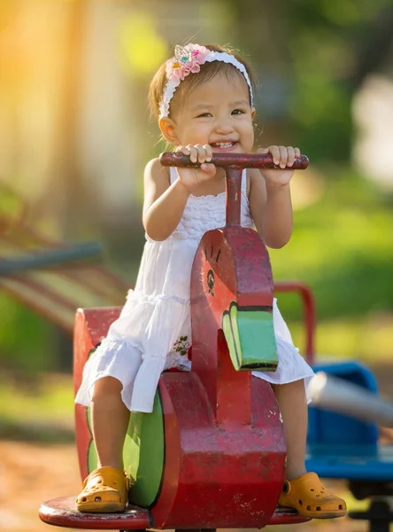 Dziewczynka w parku z placem zabaw — Zdjęcie stockowe