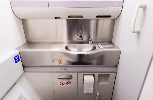 Uçakta uçak tuvalet