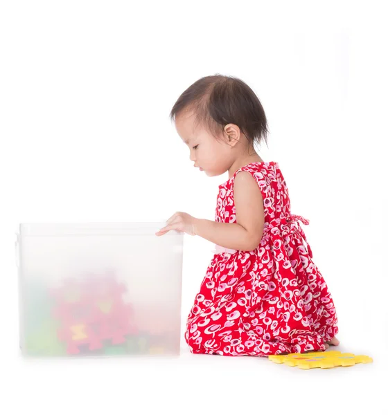 Malá holčička si hrát, izolované na bílém — Stock fotografie