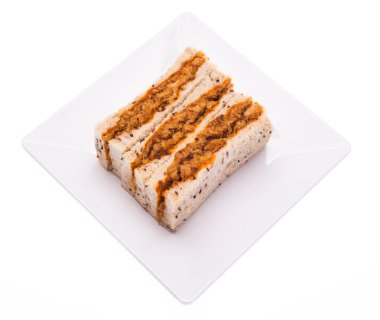 Sandviç izole üzerinde beyaz zemin üzerine rendelenmiş domuz eti ile