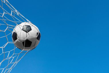 Mavi gökyüzü ile net gol futbol topu