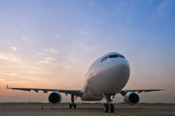 Kommersiella flygplan parkering på flygplatsen — Stockfoto