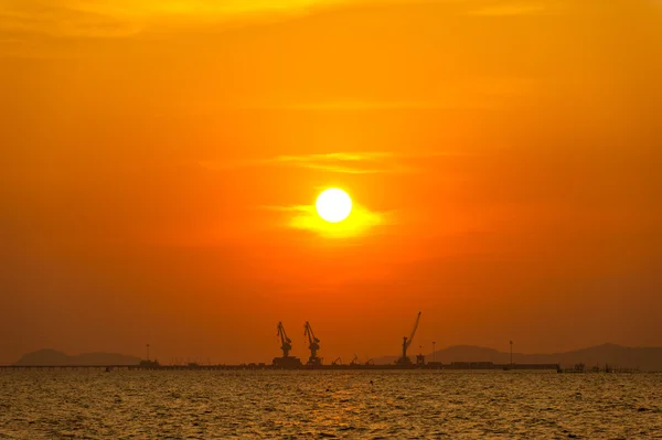 Silueta de grúas al atardecer — Foto de Stock