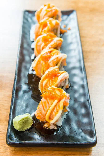 Rouleau de sushi au saumon — Photo