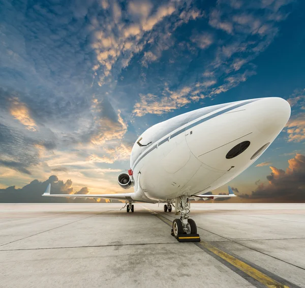 Tryskové letadlo zaparkováno s pěkný mrak — Stock fotografie