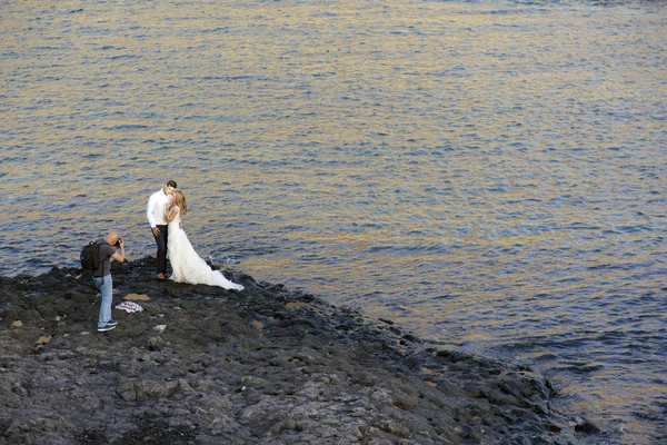 Menyasszony és a vőlegény esküvői kép n Tenerife a sziklás strand — Stock Fotó