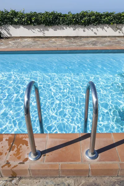 Piscina vuota con edera sul muro e cielo blu — Foto Stock